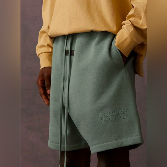 ESSENTIALS FEAR OF GOD SWEATSHORT SYCAMORE